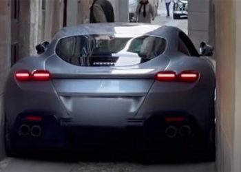 Orang Kaya Tetap Suka Mobil Bensin, Ferrari Tunda Rilis Mobil Listrik