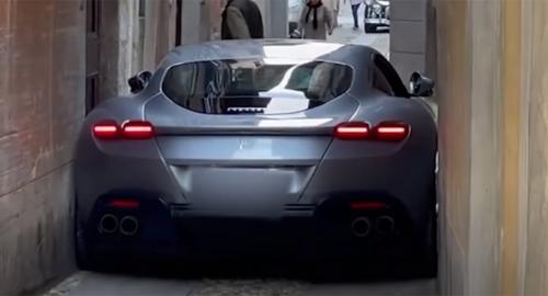 Orang Kaya Tetap Suka Mobil Bensin, Ferrari Tunda Rilis Mobil Listrik