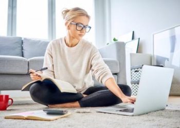 4 Tips Mengelola Uang Hasil Freelance dan Part-Time Agar Biaya Hidup Cukup