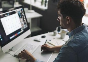 4 Cara Mengatur Penghasilan Freelance agar Stabil untuk Biaya Hidup Bulanan