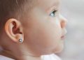 5 Rekomendasi Anting Emas Aman dan Nyaman untuk Bayi