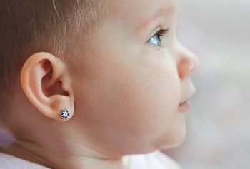 5 Rekomendasi Anting Emas Aman dan Nyaman untuk Bayi