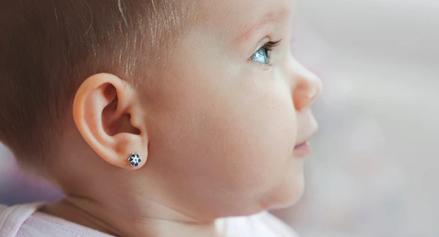 5 Rekomendasi Anting Emas Aman dan Nyaman untuk Bayi