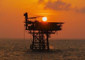 Harga Minyak Naik 5 Persen Setelah Israel Serang Iran