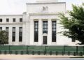 Fed Tidak Bisa Pangkas Suku Bunga Jika Arah Tarif Trump Belum Pasti