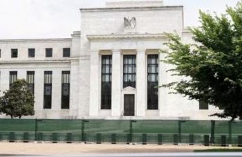 Fed Tidak Bisa Pangkas Suku Bunga Jika Arah Tarif Trump Belum Pasti
