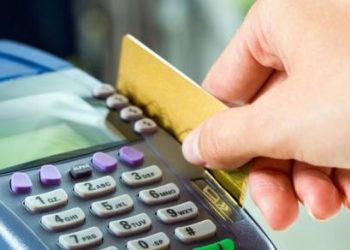 Kartu Kredit vs Debit Card: Syarat dan Ketentuan Transfer Kartu Kredit