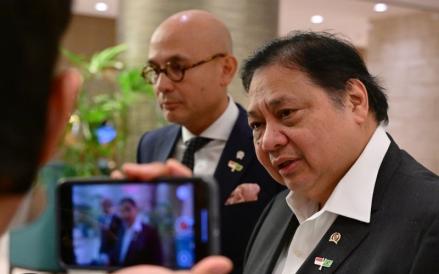 Pelajar Cerdas Pasti Menabung Menurut Airlangga