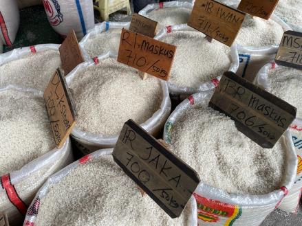 Pedagang Pasar Induk Cipinang Jelaskan Takaran Beras yang Tidak Sesuai