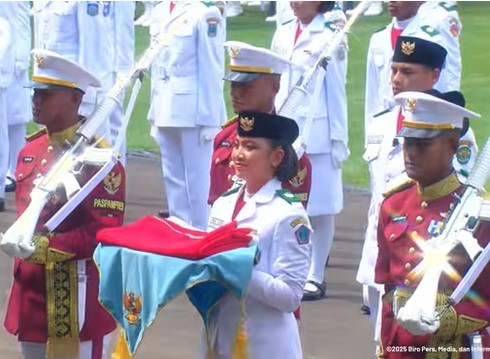 Bianca Alessia Jadi Pembawa Bendera Merah Putih di Upacara Istana