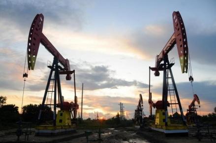 Stok AS Meningkat, Harga Minyak Dunia Terus Tertekan Dekati Level Terendah Tiga Pekan