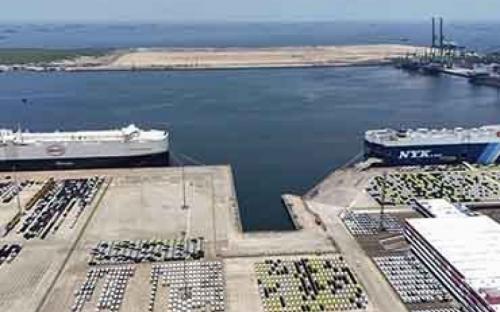 IPCC Mengawasi Dua Kapal Besar di Tanjung Priok, Salah Satunya Kapal Listrik