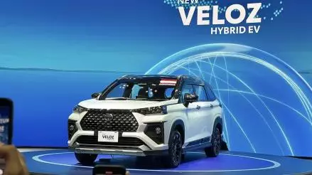 Harga Toyota Veloz Hybrid Terbaru dan Spesifikasi Lengkapnya