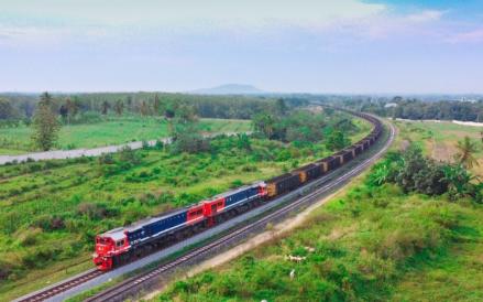 Prabowo Instruksikan Pembangunan Jalur Kereta Trans di Sumatera Kalimantan dan Sulawesi