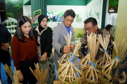 Komitmen Pemberdayaan UMKM Desa Melalui Bantuan Pemasaran dan Sosialisasi Pelaku Usaha Kecil