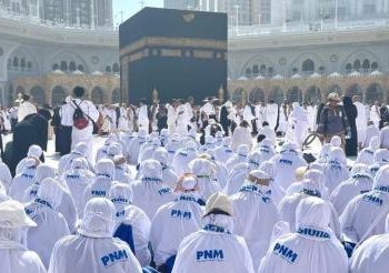 Bentuk Syukur Umrah, Haru Nasabah PNM Mekaar di Sujud Pertama