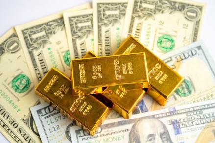 Harga Emas Jelang Akhir Tahun Anjlok Rp95 Ribu, Cek Daftarnya