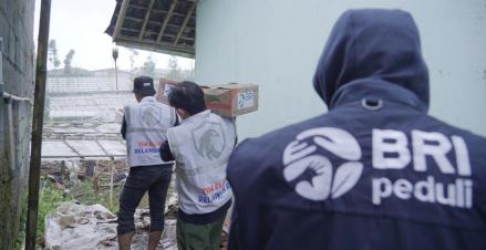 Bantuan BRI untuk Warga Terdampak Bencana Longsor di Cisarua