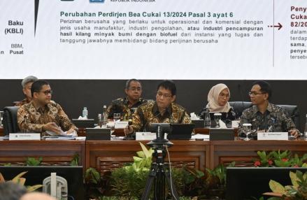 Purbaya Pimpin Sidang Debottlenecking Apotek UMKM dan Bioetanol, Ini Isi Aduannya