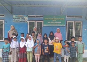 Belajar di Lantai dengan Mimpi Setinggi Langit Kisah Inspiratif Seorang Ibu